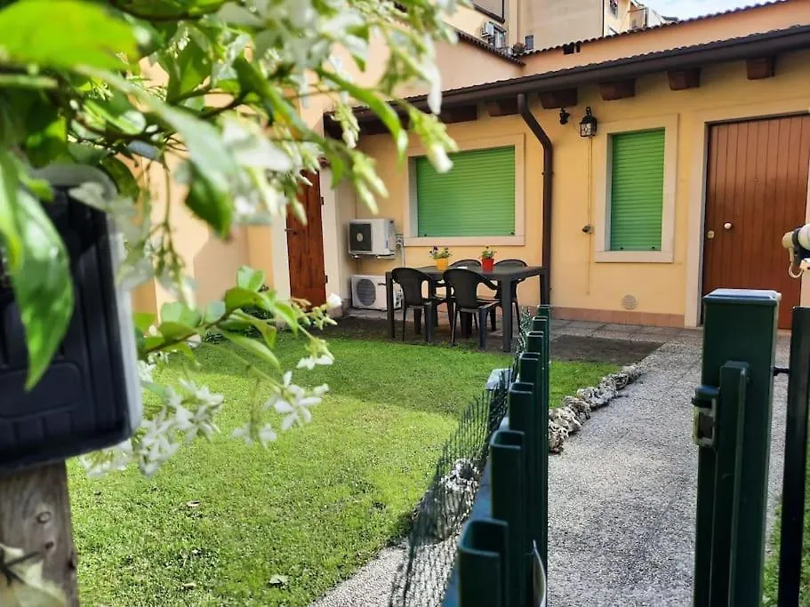 Appartamento La casa di Davide con giardino e garage Verona 0*,  Italia